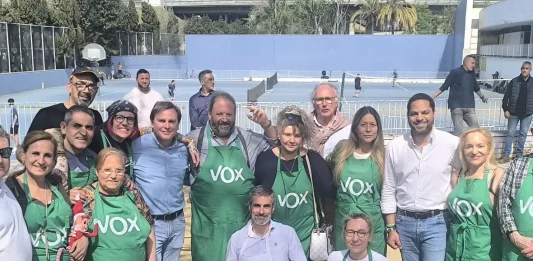 FOTOGRAFÍA. BARCELONA (CATALUÑA) REINO DE ESPAÑA, 05 DE ABRIL DE 2025. El secretario general de VOX y presidente del Grupo Parlamentario en el Parlamento de Cataluña, Ignacio Garriga Vaz de Conceçao; junto al presidente del partido en la provincia de Barcelona y portavoz del Grupo VOX Parlament de Catalunya, Joan Garriga Doménech; y el coordinador de esta formación en la ciudad de Barcelona y presidente del Grupo Municipal VOX Ayuntamiento de Barcelona, Gonzalo de Oro-Pulido Plaza; ha participado este mediodía en la "Gran Butifarrada Popular de VOX Barcelona" en el Parque Nudo Trinidad de la ciudad condal. Lasvocesdelpueblo (Ñ Pueblo)