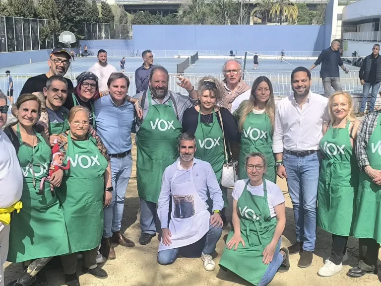 FOTOGRAFÍA. BARCELONA (CATALUÑA) REINO DE ESPAÑA, 05 DE ABRIL DE 2025. El secretario general de VOX y presidente del Grupo Parlamentario en el Parlamento de Cataluña, Ignacio Garriga Vaz de Conceçao; junto al presidente del partido en la provincia de Barcelona y portavoz del Grupo VOX Parlament de Catalunya, Joan Garriga Doménech; y el coordinador de esta formación en la ciudad de Barcelona y presidente del Grupo Municipal VOX Ayuntamiento de Barcelona, Gonzalo de Oro-Pulido Plaza; ha participado este mediodía en la "Gran Butifarrada Popular de VOX Barcelona" en el Parque Nudo Trinidad de la ciudad condal. Lasvocesdelpueblo (Ñ Pueblo)