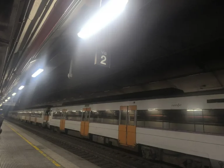 FOTOGRAFÍA. SABADELL (BARCELONA) REINO DE ESPAÑA, 29 DE ABRIL DE 2025. Detalle de uno de los varios trenes de Rodalies Catalunya sin servicio en la Estación Norte de Sabadell (Barcelona), por el apagón eléctrico generalizado que azotó España este lunes, 28 de abril. Lasvocesdelpueblo (Ñ Pueblo)