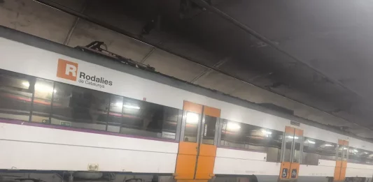 FOTOGRAFÍA. SABADELL (BARCELONA) REINO DE ESPAÑA, 29 DE ABRIL DE 2025. Detalle de uno de los varios trenes de Rodalies Catalunya sin servicio en la Estación Norte de Sabadell (Barcelona), por el apagón eléctrico generalizado que azotó España este lunes, 28 de abril. Lasvocesdelpueblo (Ñ Pueblo)