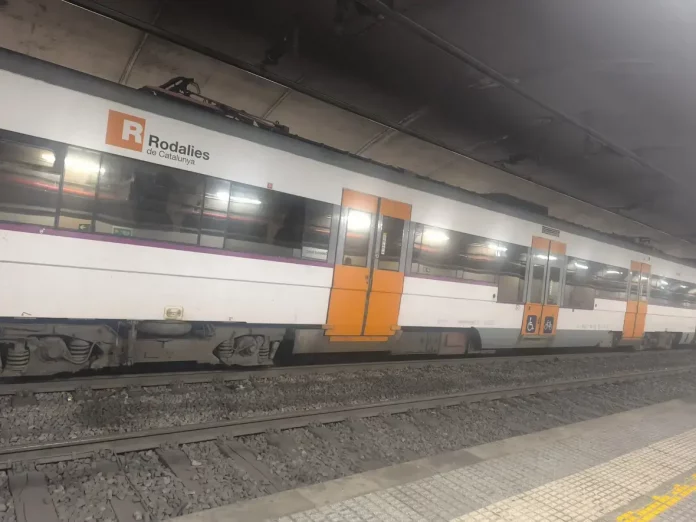 FOTOGRAFÍA. SABADELL (BARCELONA) REINO DE ESPAÑA, 29 DE ABRIL DE 2025. Detalle de uno de los varios trenes de Rodalies Catalunya sin servicio en la Estación Norte de Sabadell (Barcelona), por el apagón eléctrico generalizado que azotó España este lunes, 28 de abril. Lasvocesdelpueblo (Ñ Pueblo)