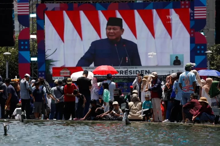 FOTOGRAFÍA. YAKARTA 8INDONESIA), 20 DE OCTUBRE DE 2024. El exgeneral indonesio Prabowo Subianto, asumió este domingo la presidencia de Indonesia, la tercera mayor democracia del mundo, por un mandato de 5 años y tras arrasar en las elecciones de febrero, a las que acudió acompañado del primogénito del presidente saliente como candidato a vicepresidente. En un solemne acto en el Parlamento de Indonesia, con música y cientos de invitados, Prabowo juró el cargo para convertirse en el octavo presidente de la república de Indonesia frente a un corán, en la nación con mayor población musulmana del mundo. «Con pleno sentido de responsabilidad y con toda la fuerza, llevaremos a cabo el liderazgo de Indonesia (…) dando prioridad a los intereses de todo el pueblo indonesio, incluidos aquellos que no votaron por nosotros», dijo Prabowo durante la jura. Efe