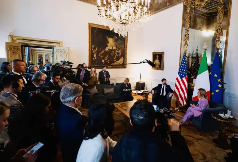 FOTOGRAFÍA. ROMA (ITALIA), 18 DE ABRIL DE 2025. VIERNES SANTO, SEMANA SANTA 2025. La primera ministra de Italia y líder de la formación socia de VOX, Fratelli d'Italia Giorgia Meloni (d); recibe al vicepresidente de los Estados Unidos de America (EEUU) James David Vance (i). Ambos se reúnen en el Palacio Chigi en Roma, Italia, el 18 de abril de 2025. Gobierno Italia/Lasvocesdelpueblo (Ñ Pueblo)