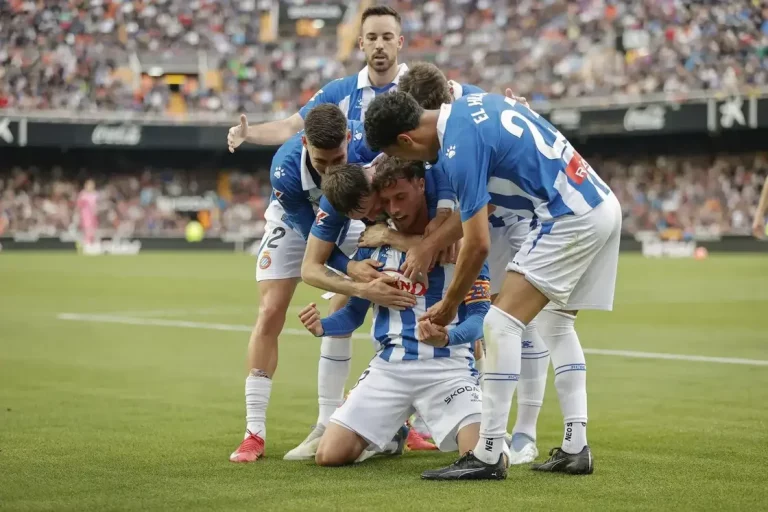 FOTOGRAFÍA. VALENCIA (REINO DE ESPAÑA), 22 DE ABRIL DE 2025. El delantero del Espanyol Javi Puado (c) celebra con sus compañeros el primer gol de su equipo durante el partido de la jornada 33 de LaLiga EA Sports, entre el Valencia CF y el RCD Espanyol, en el estadio de Mestalla, en Valencia. Efe