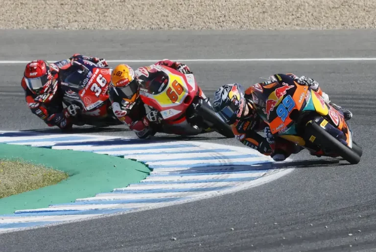 FOTOGRAFÍA. JEREZ DE LA FRONTERA (ANDALUCÍA) REINO DE ESPAÑA, 27 DE ABRIL DE 2025. El piloto español José Antonio Rueda, del equipo Red Bull KTM Ajo, durante la carrera de Moto3 del Gran Premio de España MotoGP 2025 en el circuito 'Ángel Nieto' de Jerez de la Frontera. Efe