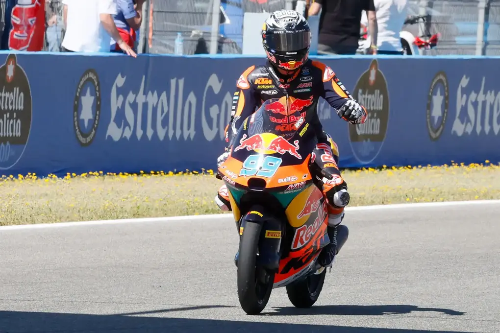 FOTOGRAFÍA. JEREZ DE LA FRONTERA (ANDALUCÍA) REINO DE ESPAÑA, 27 DE ABRIL DE 2025. El piloto español José Antonio Rueda, del equipo Red Bull KTM Ajo, durante la carrera de Moto3 del Gran Premio de España MotoGP 2025 en el circuito 'Ángel Nieto' de Jerez de la Frontera. Efe