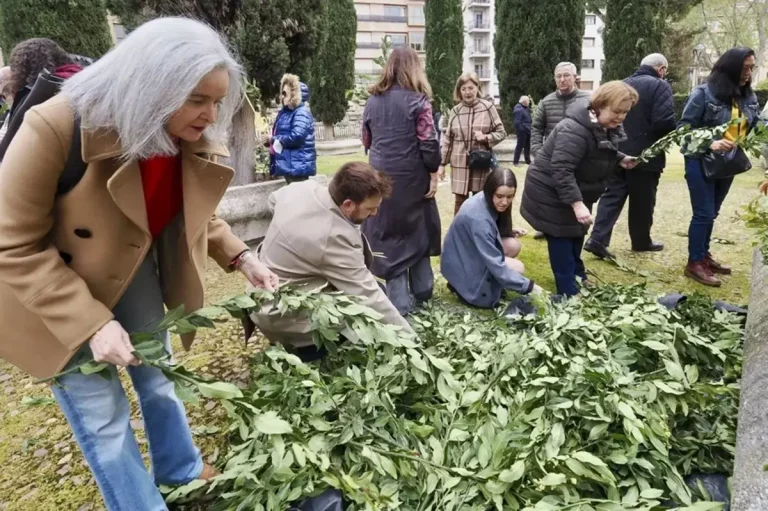 FOTOGRAFÍA. VALLADOLID (CASTILLA Y LEÓN) REINO DE ESPAÑA, 13 DE ABRIL DE 2025. Bendición de las Palmas previa a la procesión de la Borriquilla del Domingo de Ramos de Valladolid. Efe