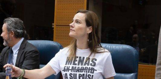 FOTOGRAFÍA. MADRID (COMUNIDAD DE MADRID) REINO DE ESPAÑA, 03 DE ABRIL DE 2025. La portavoz nacional de Agenda España de VOX y portavoz del Grupo Parlamentario de VOX en la Asamblea de Madrid, Isabel Pérez Moñino-Aranda, lució hoy una camiseta antiinmigración ilegal, principalmente contra la esclavista campaña de retención de los supuestos Menores Extranjeros No Acompañados (MENA) en la región madrileña. Lasvocesdelpueblo (Ñ Pueblo)