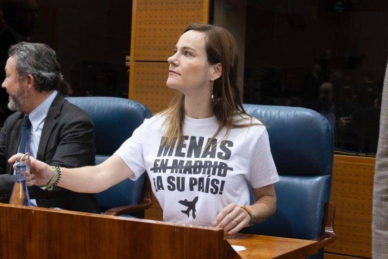 FOTOGRAFÍA. MADRID (COMUNIDAD DE MADRID) REINO DE ESPAÑA, 03 DE ABRIL DE 2025. La portavoz nacional de Agenda España de VOX y portavoz del Grupo Parlamentario de VOX en la Asamblea de Madrid, Isabel Pérez Moñino-Aranda, lució hoy una camiseta antiinmigración ilegal, principalmente contra la esclavista campaña de retención de los supuestos Menores Extranjeros No Acompañados (MENA) en la región madrileña. Lasvocesdelpueblo (Ñ Pueblo)