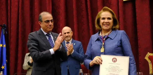 FOTOGRAFIA. SEVILLA (REINO DE ESPAÑA), 22 DE ABRIL DE 2025. La empresaria y expresidente del Consejo Social de la Universidad de Sevilla (US), Concha Yoldi, ha sido distinguida con la "Medalla de Oro de la Universidad de Sevilla". Lasvocesdelpueblo (Ñ Pueblo)
