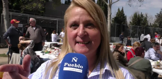 FOTOGRAFÍA. BARCELONA (REINO D EESPAÑA), 05 DE ABRIL DE 2025. La portavoz del Grupo Municipal de VOX en el Ayuntamiento de Sabadell (Barcelona), Nuria Alejandra Acacio Montesinos (Nuria Acacio), ha sido registrada esta tarde durante unas declaraciones a Lasvocesdelpueblo, mientras participaba en la "Gran Butifarrada Popular" de cerdo de su formación en el Parque Nudo Trinidad de la ciudad de Barcelona. Lasvocesdelpueblo (Ñ Pueblo)