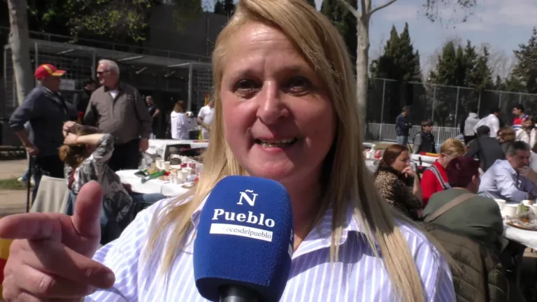 FOTOGRAFÍA. BARCELONA (REINO D EESPAÑA), 05 DE ABRIL DE 2025. La portavoz del Grupo Municipal de VOX en el Ayuntamiento de Sabadell (Barcelona), Nuria Alejandra Acacio Montesinos (Nuria Acacio), ha sido registrada esta tarde durante unas declaraciones a Lasvocesdelpueblo, mientras participaba en la "Gran Butifarrada Popular" de cerdo de su formación en el Parque Nudo Trinidad de la ciudad de Barcelona. Lasvocesdelpueblo (Ñ Pueblo)