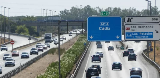 FOTOGRAFÍA. MADRID (COMUNIDAD DE MADRID) REINO D EESPAÑA, 11 DE ABRIL DE 2024. Vista de la salida y entrada de Madrid por la A-4 este viernes, en el que comienza Operación salida de Semana Santa, en la que prevé más de 15,8 millones de desplazamientos por carretera. Efe