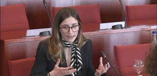FOTOGRAFÍA. BARCELONA (REINO DE ESPAÑA), 01 DE ABRIL DE 2025. La portavoz Nacional de Juventud de VOX y diputada por Barcelona al Parlament de Catalunya, Julia Calvet Puig, durante su intervención en una sesión parlamentaria catalana. Lasvocesdelpueblo (Ñ Pueblo)