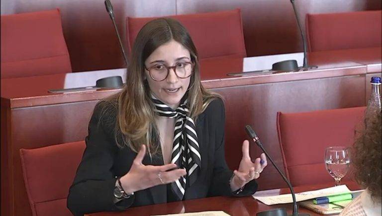 FOTOGRAFÍA. BARCELONA (REINO DE ESPAÑA), 01 DE ABRIL DE 2025. La portavoz Nacional de Juventud de VOX y diputada por Barcelona al Parlament de Catalunya, Julia Calvet Puig, durante su intervención en una sesión parlamentaria catalana. Lasvocesdelpueblo (Ñ Pueblo)