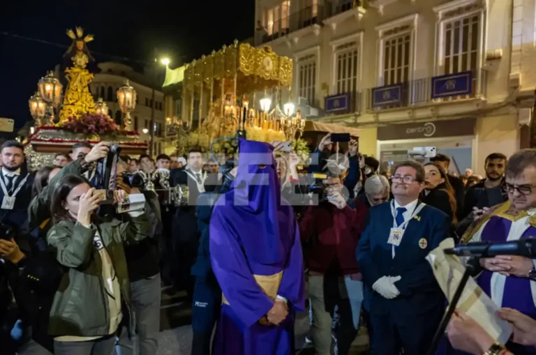FOTOGRAFÍA. MELILLA (REINO DE ESPAÑA), JUEVES SANTO 17 DE ABRIL DE 2025. SEMANA SANTA 2025. La Cofradía de Nuestro Padre Jesús Cautivo de Medinaceli y María Santísima del Rocío ha cumplido en la noche de este Jueves Santo en Melilla la tradición de liberar un preso en su estación de penitencia, que lleva realizándose de manera ininterrumpida desde 2001, hace casi un cuarto de siglo. Efe