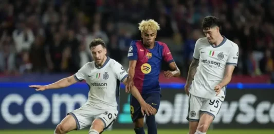 FOTOGRAFÍA. BARCELONA (CATALUÑA) REINO DE ESPAÑA, 30 DE ABRIL DE 2025. El delantero del FC Barcelona, Lamine Yamal (c), disputa el balón ante los defensores del Inter durante el encuentro correspondiente a la ida de las semifinales de la Liga de Campeones que disputaron FC Barcelona e Inter en el estadio Olímpico Lluis Company, en Barcelona. Efe