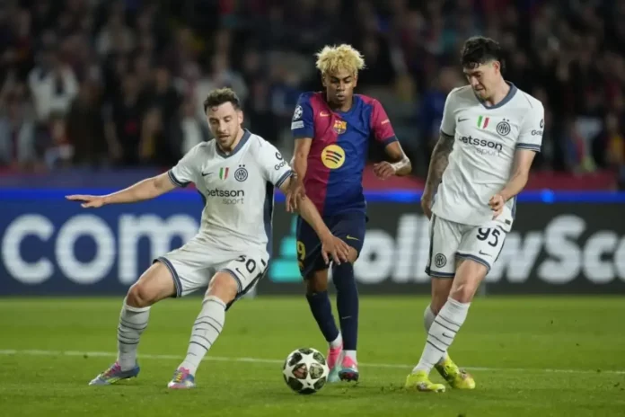 Lamine Yamal primer menor de edad en marcar en la historia de las semifinales de la Champions FOTOGRAFÍA. BARCELONA (CATALUÑA) REINO DE ESPAÑA, 30 DE ABRIL DE 2025. El delantero del FC Barcelona, Lamine Yamal (c), disputa el balón ante los defensores del Inter durante el encuentro correspondiente a la ida de las semifinales de la Liga de Campeones que disputaron FC Barcelona e Inter en el estadio Olímpico Lluis Company, en Barcelona. Efe