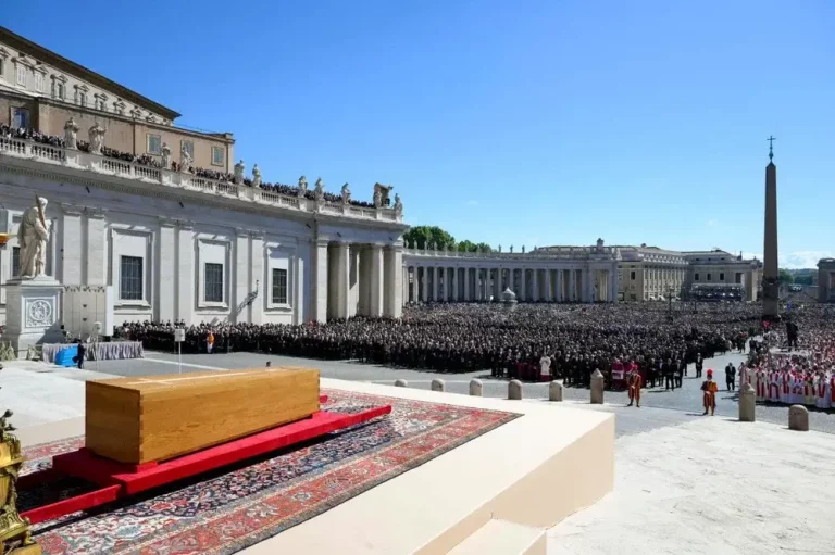 FOTOGRAFÍA. CIUDAD DEL VATICANO (EL VATICANO), 26 DE ABRIL DE 2025. Los reyes de España asisten a la Misa exequial por la santidad del Papa Francisco. Los reyes de España viajaron acompañados por la vicepresidente primera del Gobierno y ministra de Hacienda, María Jesús Montero (PSOE); la vicepresidente segunda del Gobierno y ministra de Trabajo y Economía Social y ultraizquierdista líder de la coalición de las extremas izquierdas SUMAR, Yolanda Díaz Pérez; el ministro de la Presidencia, Relaciones con las Cortes y Memoria Democrática, Félix Bolaños García (PSOE); y por el titular del "Ministerio número 23 del Gobierno" de Pedro Sánchez Pérez-Castejón (PSOE), también conocido como "Ministerio de la Oposición" y líder del Socialismo azul WOKE y migracionista Partido Popular (PP), Alberto Núñez Feijóo. Lasvocesdelpueblo (Ñ Pueblo)