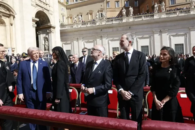 FOTOGRAFÍA. CIUDAD DEL VATICANO (EL VATICANO), 26 DE ABRIL DE 2025. Los reyes de España asisten a la Misa exequial por la santidad del Papa Francisco. Los reyes de España viajaron acompañados por la vicepresidente primera del Gobierno y ministra de Hacienda, María Jesús Montero (PSOE); la vicepresidente segunda del Gobierno y ministra de Trabajo y Economía Social y ultraizquierdista líder de la coalición de las extremas izquierdas SUMAR, Yolanda Díaz Pérez; el ministro de la Presidencia, Relaciones con las Cortes y Memoria Democrática, Félix Bolaños García (PSOE); y por el titular del "Ministerio número 23 del Gobierno" de Pedro Sánchez Pérez-Castejón (PSOE), también conocido como "Ministerio de la Oposición" y líder del Socialismo azul WOKE y migracionista Partido Popular (PP), Alberto Núñez Feijóo. Lasvocesdelpueblo (Ñ Pueblo)