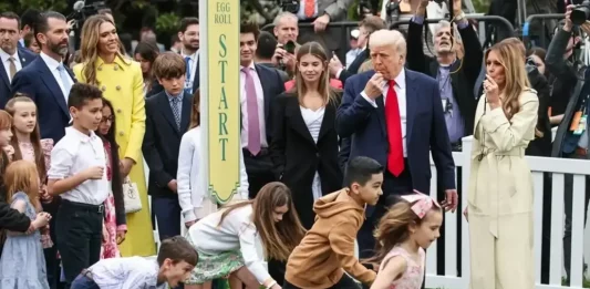 FOTOGRAFÍA. WASHINGTON (ESTADOS UNIDOS DE AMÉRICA, EEUU), 21 DE ABRIL DE 2025. El presidente y la primera dama de Estados Unidos, Donald John Trump y Melanija Knavs/Melania Knauss (Melania Trump), asisten al tradicional evento de la "Easter Egg Roll" 2025 (carrera de rodado del huevo) en la Casa Blanca, en Washington (EE.UU.)., este 21 de abril de 2025. Efe