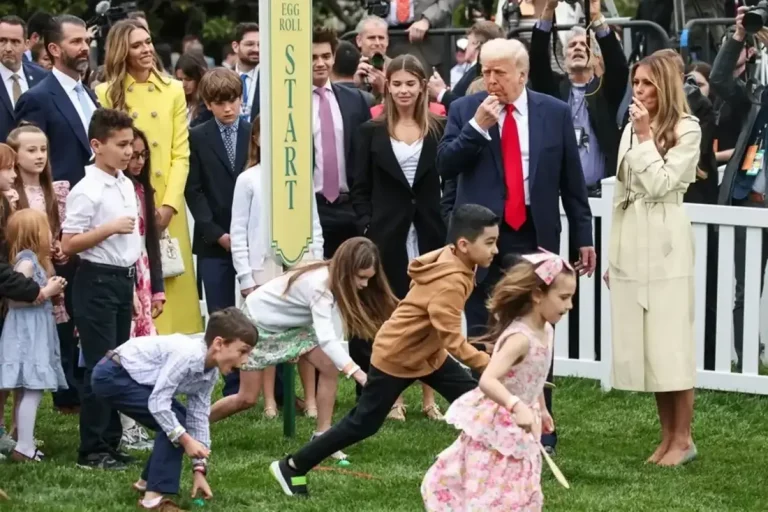 FOTOGRAFÍA. WASHINGTON (ESTADOS UNIDOS DE AMÉRICA, EEUU), 21 DE ABRIL DE 2025. El presidente y la primera dama de Estados Unidos, Donald John Trump y Melanija Knavs/Melania Knauss (Melania Trump), asisten al tradicional evento de la "Easter Egg Roll" 2025 (carrera de rodado del huevo) en la Casa Blanca, en Washington (EE.UU.)., este 21 de abril de 2025. Efe