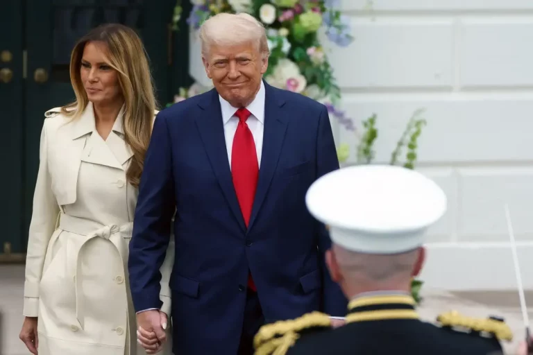 FOTOGRAFÍA. WASHINGTON (ESTADOS UNIDOS DE AMÉRICA, EEUU), 21 DE ABRIL DE 2025. El presidente y la primera dama de Estados Unidos, Donald John Trump y Melanija Knavs/Melania Knauss (Melania Trump), asisten al tradicional evento de la "Easter Egg Roll" 2025 (carrera de rodado del huevo) en la Casa Blanca, en Washington (EE.UU.)., este 21 de abril de 2025. Efe