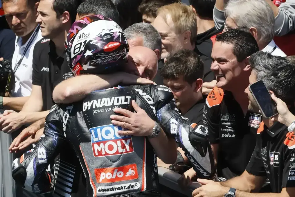 FOTOGRAFÍA. JEREZ DE LA FRONTERA (ANDALUCÍA) REINO DE ESPAÑA, 27 DE ABRIL DE 2025. El piloto español Manuel González Simón (Manu González) o "Manugas", del equipo Liqui Moly Dynavolt Intact GP, celebra su victoria en la carrera de Moto2 del Gran Premio de España MotoGP 2025 en el circuito 'Ángel Nieto' de Jerez de la Frontera. Efe