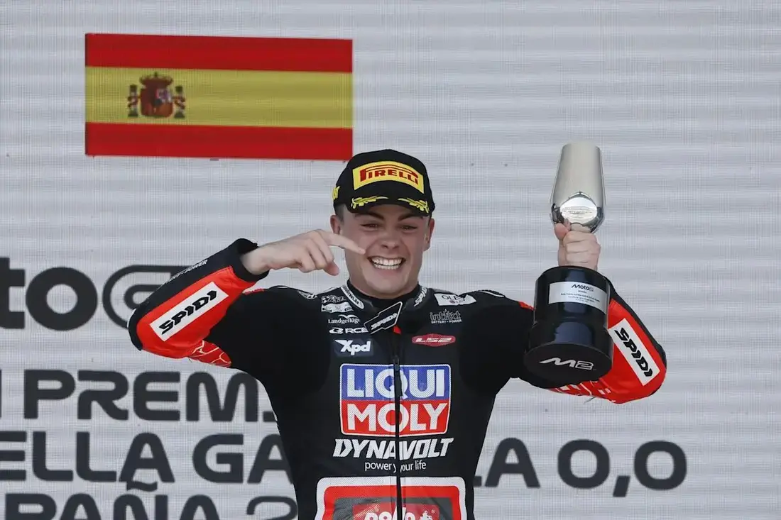 FOTOGRAFÍA. JEREZ DE LA FRONTERA (ANDALUCÍA) REINO DE ESPAÑA, 27 DE ABRIL DE 2025. El piloto español Manuel González Simón (Manu González) o "Manugas", del equipo Liqui Moly Dynavolt Intact GP, celebra su victoria en la carrera de Moto2 del Gran Premio de España MotoGP 2025 en el circuito 'Ángel Nieto' de Jerez de la Frontera. Efe