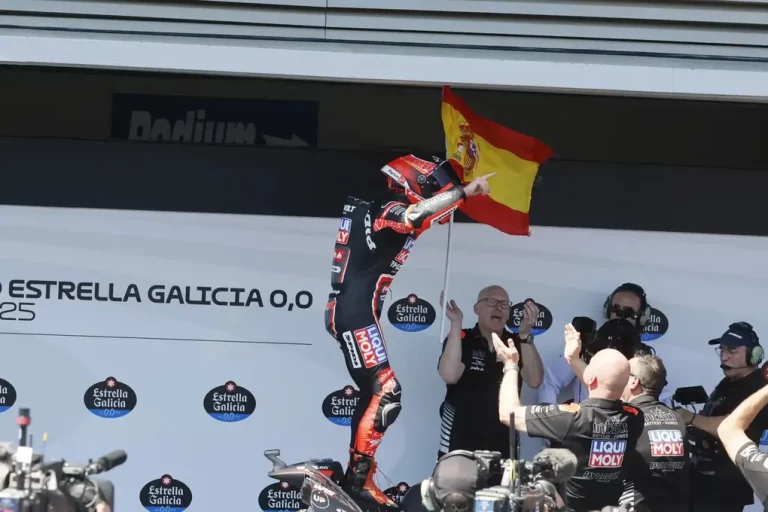 FOTOGRAFÍA. JEREZ DE LA FRONTERA (ANDALUCÍA) REINO DE ESPAÑA, 27 DE ABRIL DE 2025. El piloto español Manuel González Simón (Manu González) o "Manugas", del equipo Liqui Moly Dynavolt Intact GP, celebra su victoria en la carrera de Moto2 del Gran Premio de España MotoGP 2025 en el circuito 'Ángel Nieto' de Jerez de la Frontera. Efe