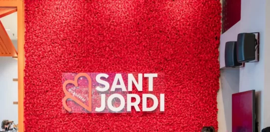 FOTOGRAFÍA. BARCELONA (CATALUÑA) REINO DE ESPAÑA, 23 DE ABRIL DE 2024. La Casa SEAT abre sus puestas para la festividad catalana del día del libro y una rosa, Día del San Jorge ("Sant Jordi"). Lasvocesdelpueblo (Ñ Pueblo)