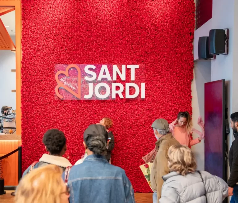 FOTOGRAFÍA. BARCELONA (CATALUÑA) REINO DE ESPAÑA, 23 DE ABRIL DE 2024. La Casa SEAT abre sus puestas para la festividad catalana del día del libro y una rosa, Día del San Jorge ("Sant Jordi"). Lasvocesdelpueblo (Ñ Pueblo)