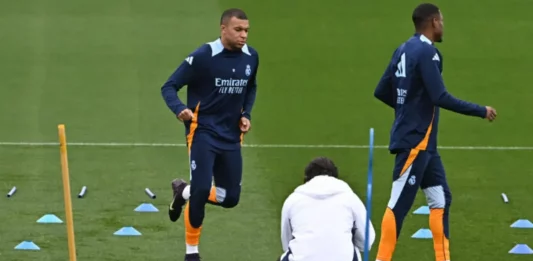 FOTOGRAFÍA. MADRID (REINO D EESPAÑA), 25 DE ABRIL DE 2025. Kylian Mbappé (i) y Ferland Mendy son las dos novedades de Carlo Ancelotti en la convocatoria del Real Madrid para la disputa de la final de la Copa del Rey ante el FC Barcelona. efe