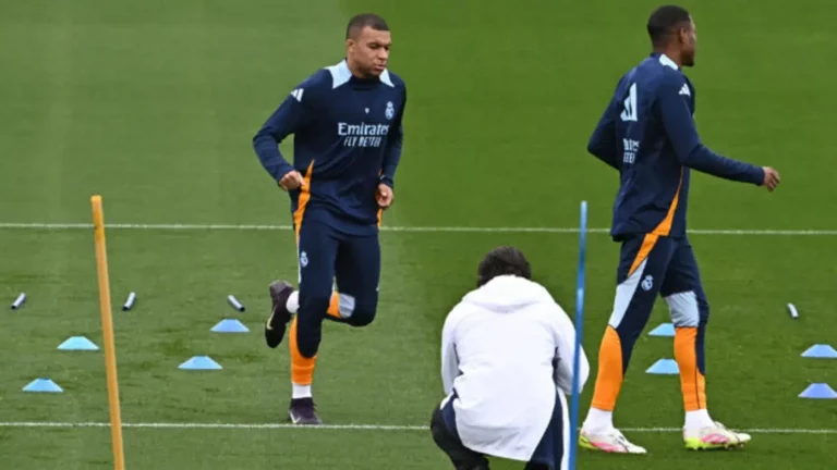 FOTOGRAFÍA. MADRID (REINO D EESPAÑA), 25 DE ABRIL DE 2025. Kylian Mbappé (i) y Ferland Mendy son las dos novedades de Carlo Ancelotti en la convocatoria del Real Madrid para la disputa de la final de la Copa del Rey ante el FC Barcelona. efe