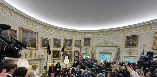 FOTOGRAFÍA. WASHINGTON (ESTADOS UNIDOS DE AMÉRTICA), 17 DE ABRIL DE 2025. La primera ministra italiana, Giorgia Meloni, ofrece declaraciones a la prensa durante un almuerzo con el presidente de Estados Unidos, Donald J. Trump, en la Casa Blanca, en Washington D.C., EE.UU. Efe