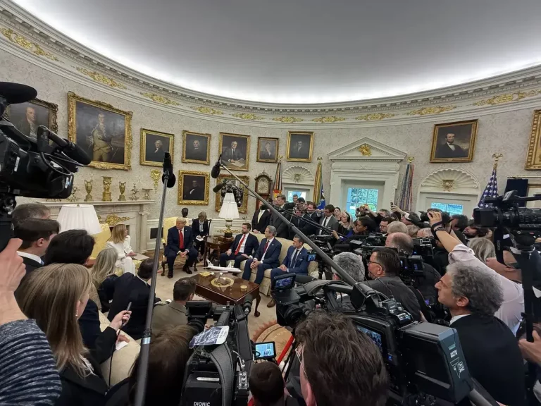 FOTOGRAFÍA. WASHINGTON (ESTADOS UNIDOS DE AMÉRTICA), 17 DE ABRIL DE 2025. La primera ministra italiana, Giorgia Meloni, ofrece declaraciones a la prensa durante un almuerzo con el presidente de Estados Unidos, Donald J. Trump, en la Casa Blanca, en Washington D.C., EE.UU. Efe