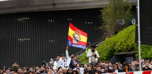 FOTOGRAFÍA. MADRID (REINO DE ESPAÑA), 16 DE ABRIL DE 2025. Aficionados del Real Madrid esperan la llegada de su equipo antes del partido de vuelta de cuartos de final de la Liga de Campeones entre el Real Madrid y el Arsenal, este miércoles en el estadio Santiago Bernabéu, en Madrid. Efe