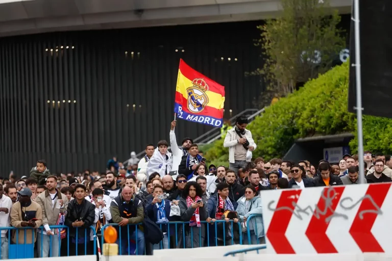 FOTOGRAFÍA. MADRID (REINO DE ESPAÑA), 16 DE ABRIL DE 2025. Aficionados del Real Madrid esperan la llegada de su equipo antes del partido de vuelta de cuartos de final de la Liga de Campeones entre el Real Madrid y el Arsenal, este miércoles en el estadio Santiago Bernabéu, en Madrid. Efe