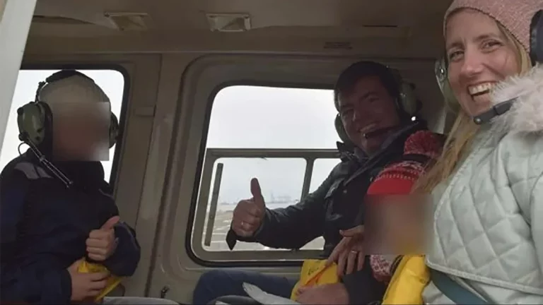 FOTOGRAFÍA. NUEVA YORK (ESTADOS UNIDOS DE AMÉRICA), 11 DE ABRIL DE 2025. NUEVA YORK, 11/04/2025.- El español Agustín Escobar Cañadas, directivo de Siemens, su esposa, Mercè Camprubí Montal, también directiva en esta empresa, y sus tres hijos, son cinco de las seis víctimas mortales del accidente de helicóptero ocurrido este jueves en aguas del río Hudson, en Nueva York. En la imagen, la familia se fotografía durante el vuelo antes de sufrir el accidente. New York Helicopter Tours LLC/Efe