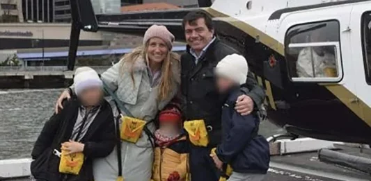 FOTOGRAFÍA. NUEVA YORK (ESTADOS UNIDOS DE AMÉRICA), 11 DE ABRIL DE 2025. NUEVA YORK, 11/04/2025.- El español Agustín Escobar Cañadas, directivo de Siemens, su esposa, Mercè Camprubí Montal, también directiva en esta empresa, y sus tres hijos, son cinco de las seis víctimas mortales del accidente de helicóptero ocurrido este jueves en aguas del río Hudson, en Nueva York. En la imagen, la familia se fotografía durante el vuelo antes de sufrir el accidente. New York Helicopter Tours LLC/Efe