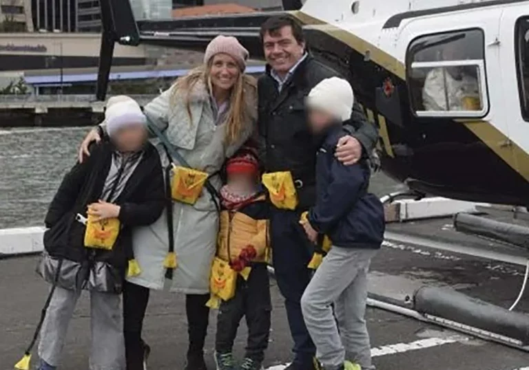 FOTOGRAFÍA. NUEVA YORK (ESTADOS UNIDOS DE AMÉRICA), 11 DE ABRIL DE 2025. NUEVA YORK, 11/04/2025.- El español Agustín Escobar Cañadas, directivo de Siemens, su esposa, Mercè Camprubí Montal, también directiva en esta empresa, y sus tres hijos, son cinco de las seis víctimas mortales del accidente de helicóptero ocurrido este jueves en aguas del río Hudson, en Nueva York. En la imagen, la familia se fotografía durante el vuelo antes de sufrir el accidente. New York Helicopter Tours LLC/Efe