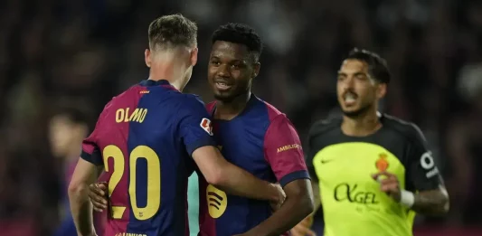 FOTOGRAFÍA. BARCELONA (REINO DE ESPAÑA), 22 DE ABRIL DE 2025. Los jugadores del FC Barcelona Dani Olmo (i) y Ansu Fati (c) durante el partido de la jornada 33 de LaLiga que FC Barcelona y RCD Mallorca disputan hoy martes en el Estadi Olímpic Lluís Companys, en Barcelona. Efe