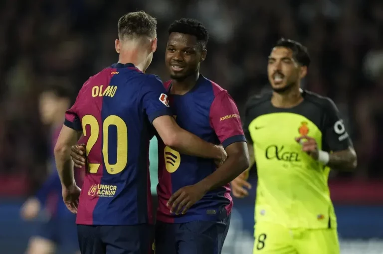 FOTOGRAFÍA. BARCELONA (REINO DE ESPAÑA), 22 DE ABRIL DE 2025. Los jugadores del FC Barcelona Dani Olmo (i) y Ansu Fati (c) durante el partido de la jornada 33 de LaLiga que FC Barcelona y RCD Mallorca disputan hoy martes en el Estadi Olímpic Lluís Companys, en Barcelona. Efe