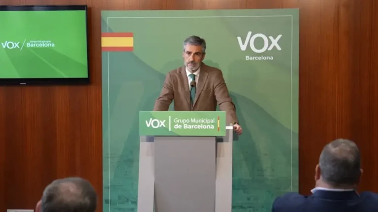 FOTOGRAFÍA. BARCELONA (REINO DE ESPAÑA), 24 DE ABRIL DE 2025. El presidente del Grupo Municipal de VOX en el Ayuntamiento de Barcelona, Gonzalo de Oro-Pulido Plaza, registrado este jueves durante una rueda de prensa en el Palacio del Ayuntamiento de la Ciudad Condal. Lasvocesdelpueblo (Ñ Pueblo)