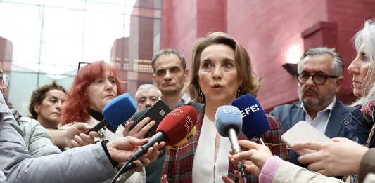 FOTOGRAFÍA. LOGROÑO (REINO DE ESPAÑA), 13 DE ABRIL DE 2025. La secretaria general del PP, Cuca Gamarra, conversa con los periodistas han su llegada a la exposición fotográfica permanente ‘La familia del vino’, este domingo, en Logroño. Efe