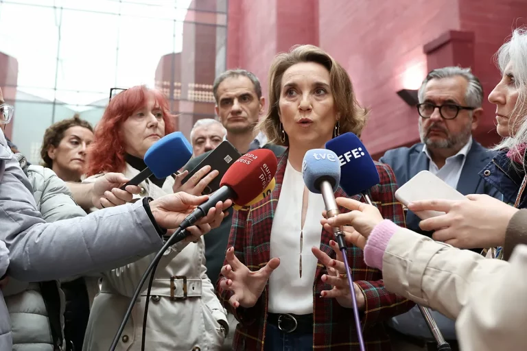 FOTOGRAFÍA. LOGROÑO (REINO DE ESPAÑA), 13 DE ABRIL DE 2025. La secretaria general del PP, Cuca Gamarra, conversa con los periodistas han su llegada a la exposición fotográfica permanente ‘La familia del vino’, este domingo, en Logroño. Efe