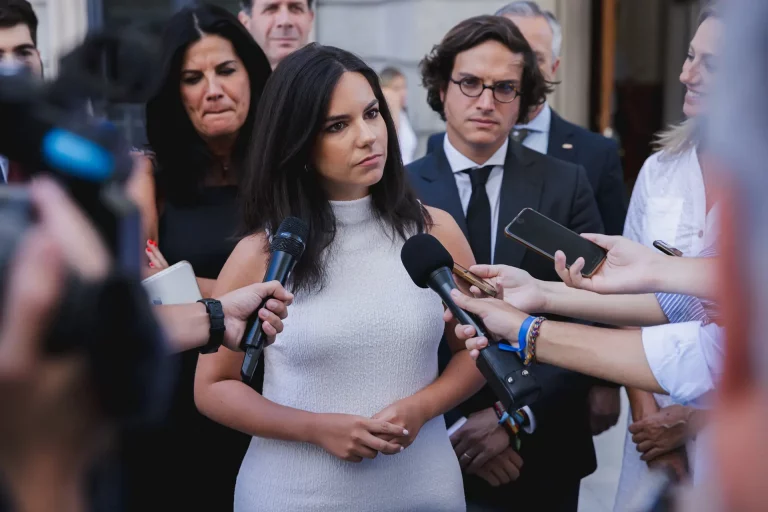 FOTOGRAFÍA. MADRID (REINO DE ESPAÑA), 16 DE AGOSTO DE 2023. Hoy, 16 de agosto de 2023, entrega de Credenciales para la la XV legislatura del Reino de España. La portavoz del Grupo Parlamentario de VOX en el Congreso de los Diputados, María José Rodríguez de Millán Parro (Pepa Millán) (c), recoge sus credenciales. Lasvocesdelpueblo (Ñ Pueblo)