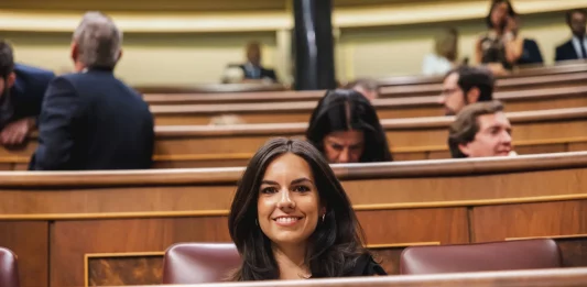 FOTOGRAFÍA. MADRID (REINO DE ESPAÑA), 17 DE AGOSTO DE 2023.Hoy, 17 de agosto de 2023, Sesión Constitutiva de la XV legislatura del Reino de España, que comienza hoy, 17 de agosto de 2023, tras la celebración de las elecciones generales de 2023 y la posterior constitución de las nuevas Cortes Generales; las elecciones generales se celebraron el domingo 23 de julio de 2023. Las nuevas caras visibles de la tercera fuerza política en España, VOX, el presidente del Grupo Parlamentario y de la formación, Santiago Abascal Conde; y la portavoz del Grupo Parlamentario de VOX en el Congreso de los Diputados, María José Rodríguez de Millán Parro (Pepa Millán) 8en la imagen9; lideran el Grupo VOX desde la bancada opositora frente al resto. Lasvocesdelpueblo (Ñ Pueblo) 