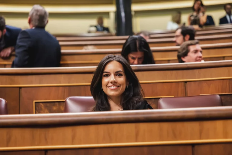 FOTOGRAFÍA. MADRID (REINO DE ESPAÑA), 17 DE AGOSTO DE 2023.Hoy, 17 de agosto de 2023, Sesión Constitutiva de la XV legislatura del Reino de España, que comienza hoy, 17 de agosto de 2023, tras la celebración de las elecciones generales de 2023 y la posterior constitución de las nuevas Cortes Generales; las elecciones generales se celebraron el domingo 23 de julio de 2023. Las nuevas caras visibles de la tercera fuerza política en España, VOX, el presidente del Grupo Parlamentario y de la formación, Santiago Abascal Conde; y la portavoz del Grupo Parlamentario de VOX en el Congreso de los Diputados, María José Rodríguez de Millán Parro (Pepa Millán) 8en la imagen9; lideran el Grupo VOX desde la bancada opositora frente al resto. Lasvocesdelpueblo (Ñ Pueblo) 