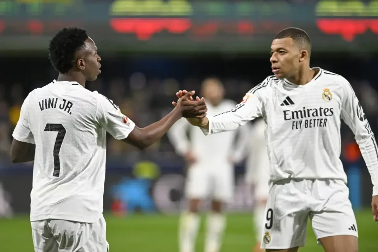 FOTOGRAFÍA. MADRID (REINO DE ESPAÑA), 15 DE MARZO DE 2025. Los jugadores del Real Madrid, el brasileño Vinicius Junior (i) y el francés Kylian Mbappé. Efe